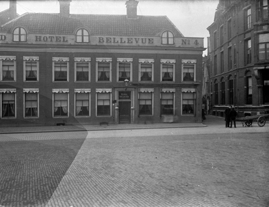 76784 Gezicht op de voorgevel van Hotel Bellevue (Vredenburg 4) te Utrecht, vanuit het westen. Rechts de ingang van de ...